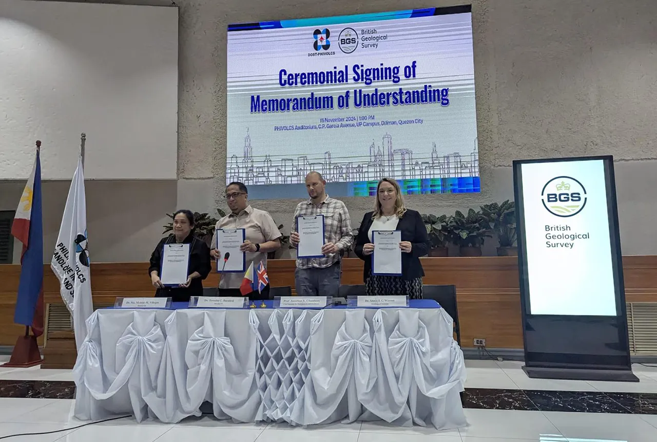 BGS’s Jonathan Chambers and Annie Winson sign the memorandum with PHIVOLCS Director Teresito C Bacolcol and PHIVOLCS Deputy Director Dr Ma. Mylene M Villegas from the Philippine Institute of Volcanology and Seismology. BGS © UKRI.