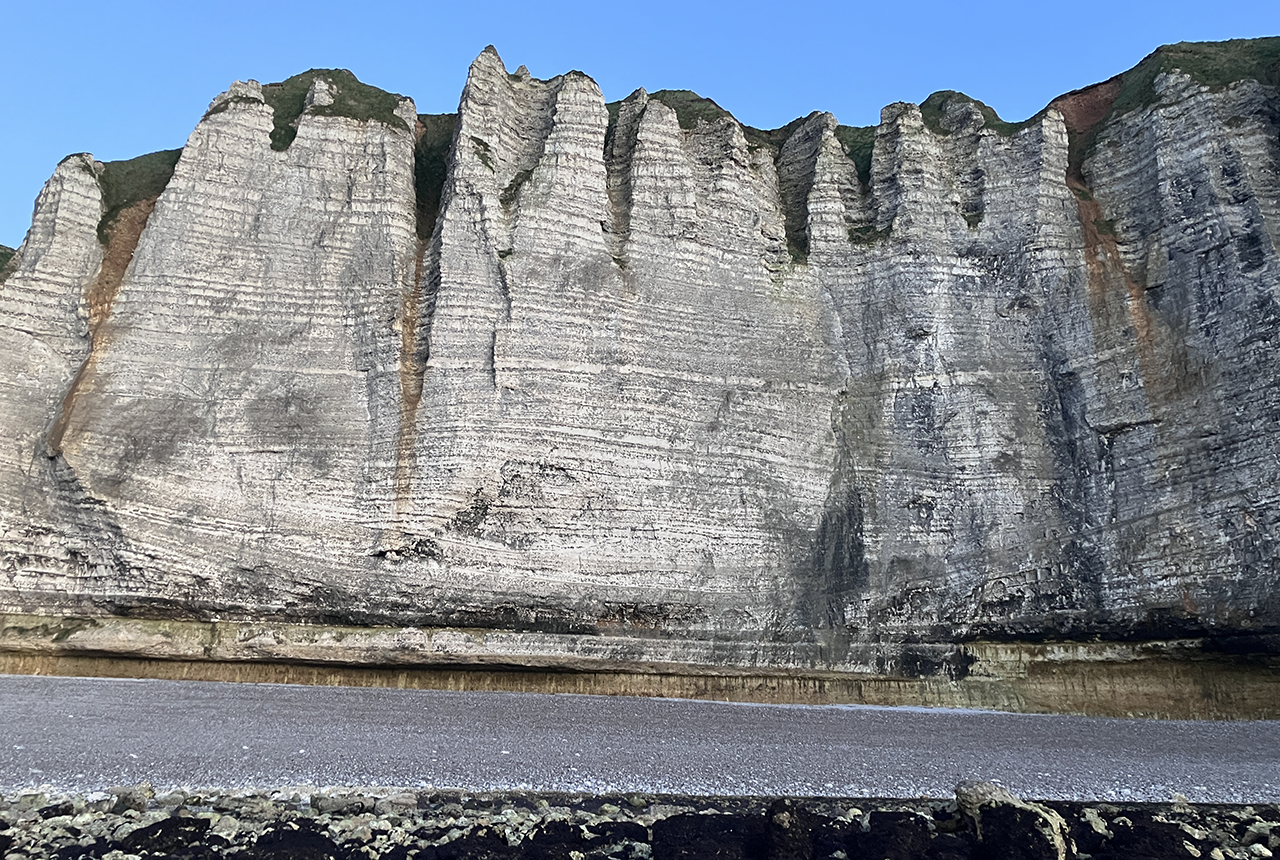 The cliffs at Étretat, showing channelling in the Chalk and well-developed karstic dissolution pipes. BGS © UKRI 2025.